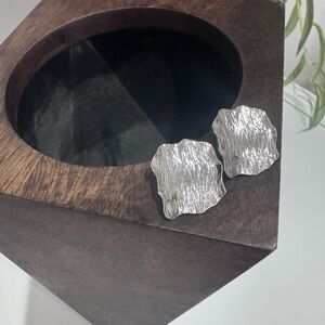 Vintage Avon 1988 Polished Leaf Pierced Earrings Silver Tone Hammered Finish